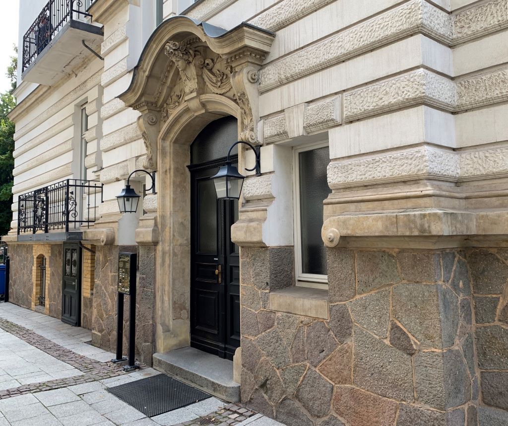 Eingang zur Privatpraxis für Hypnotherapie, Traumatherapie und Systemische therapie